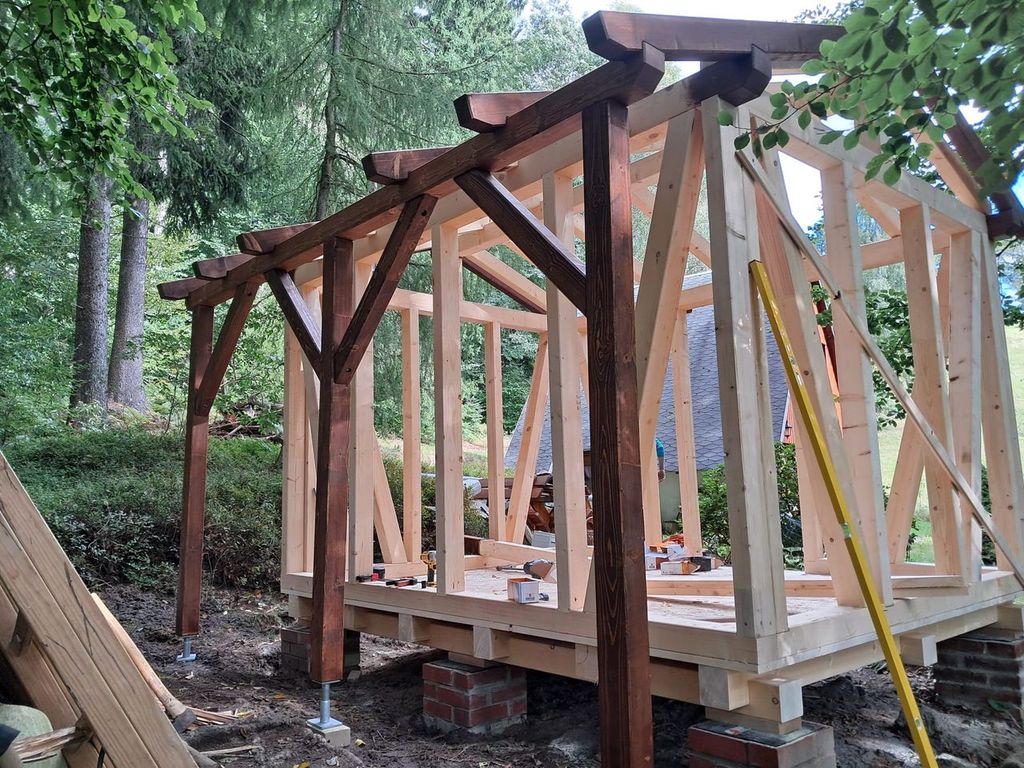 Holzunterstand-im-Gruenen